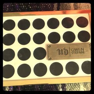 URBAN decay Gwen Stefani palette w extra eyeshadow